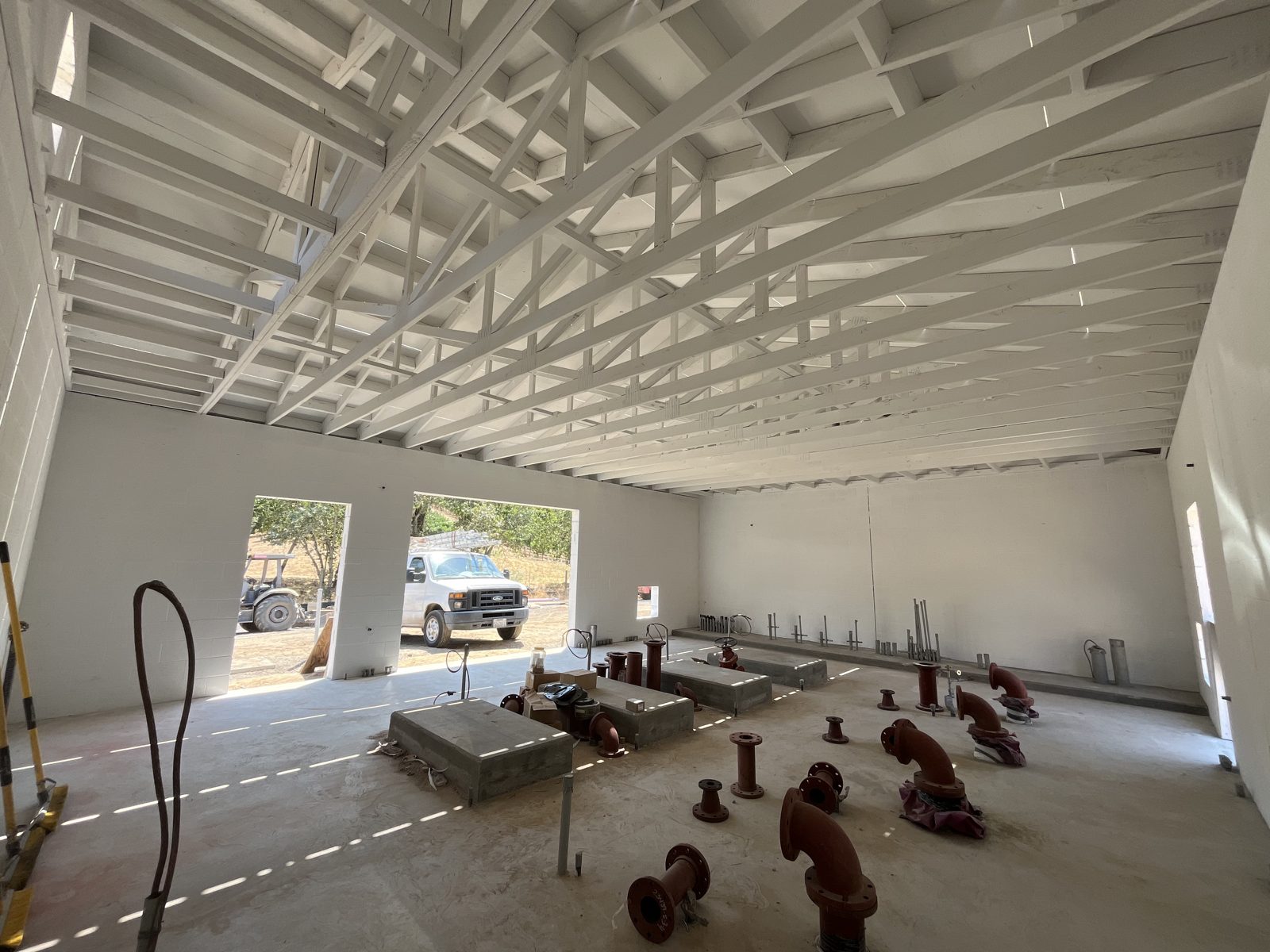 The same room with white ceiling and walls after painting